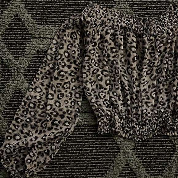 Off shoulder cheetah print top - Picture 3 of 4